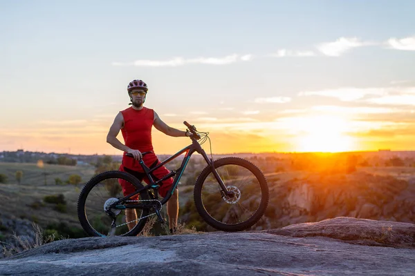 Ciclista Jersey Rojo Pantalones Cortos Está Pie Con Una Bicicleta — Foto de Stock