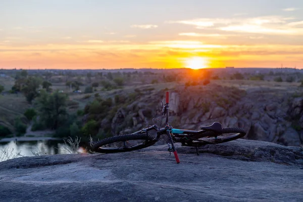 Kolo Leží Skalách Pozadí Krásného Západu Slunce Kopírovat Prostor Cyklistika — Stock fotografie