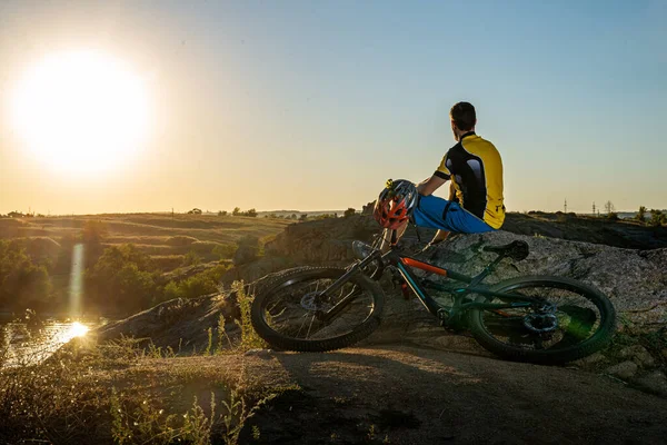 Cyclist Stopped Rest Sits Rock Admires Nature Beautiful Landscape Copy — Stock Photo, Image