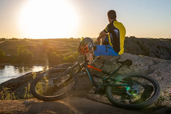 Cyclist Stopped Rest Sits Rock Admires Nature Beautiful Landscape Copy — Stock Photo, Image