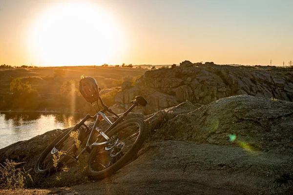 Bike Lies Rocky Area Sunset Beautiful Landscape — Stock Photo, Image