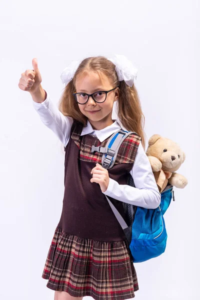 Mała Dziewczynka Szkolnym Mundurku Plecakiem Plecach Koncepcja Szkoły — Zdjęcie stockowe