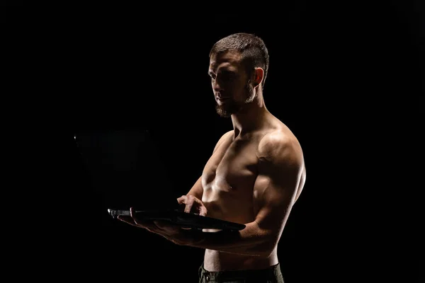 Сильный Мускулистый Человек Держит Ноутбук Изолированным Черном Фоне Бодибилдинг — стоковое фото