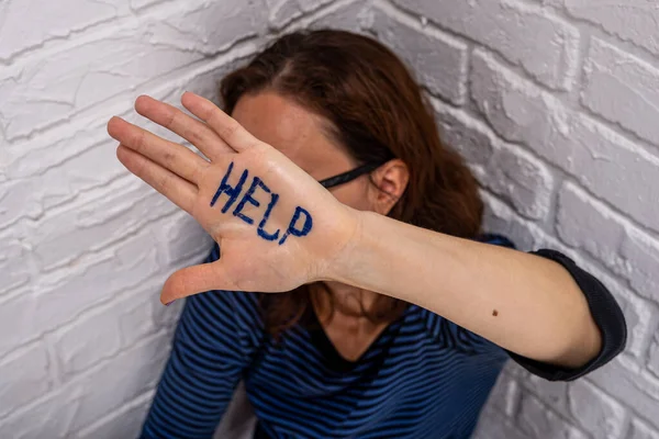 Женщина Показывает Свою Ладонь Надписью Помощь Остановить Насилие Семье — стоковое фото