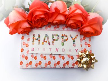 kırmızı güller ve beyaz kutular