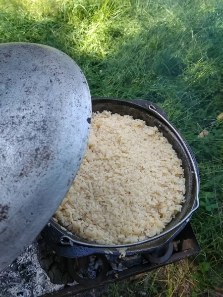 Pilaf Dans Pot Sur Bûcher — Photo