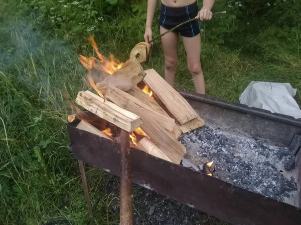 火の上の男フライドポテトのパン — ストック写真