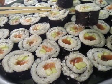 Masadaki bir tabakta suşi.