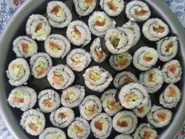Masadaki bir tabakta suşi.