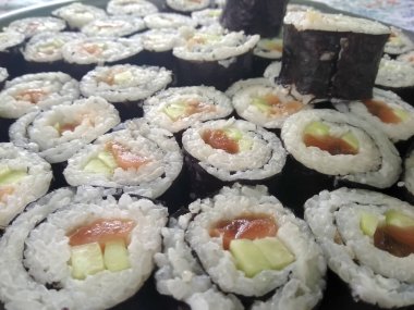 Masadaki bir tabakta suşi.