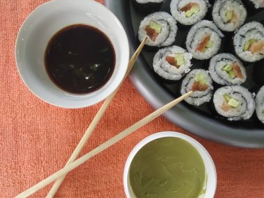 Turuncu arka planda suşi.