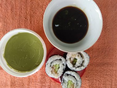 Turuncu arka planda suşi.