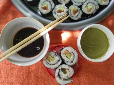 Turuncu arka planda suşi.