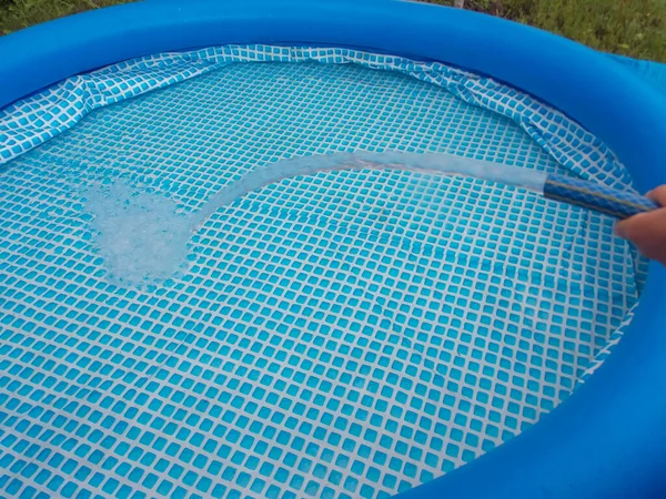 Water Van Een Slang Naar Een Zwembad — Stockfoto