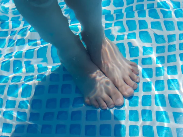 Voeten Het Water Het Zwembad — Stockfoto