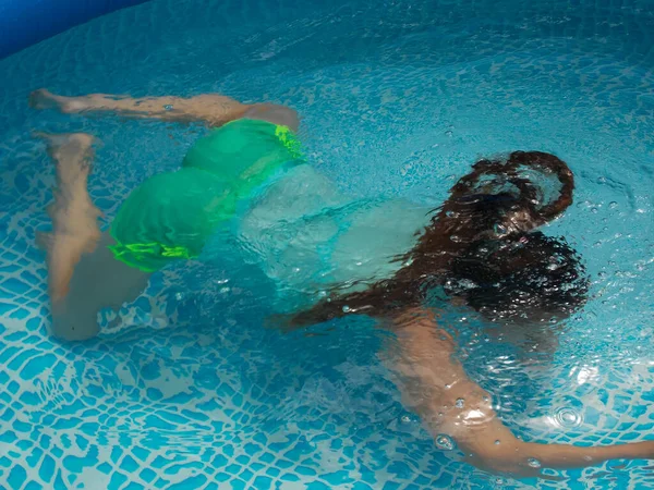 Lány Úszik Medencében — Stock Fotó