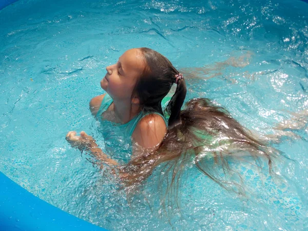 Mädchen Schwimmt Pool — Stockfoto