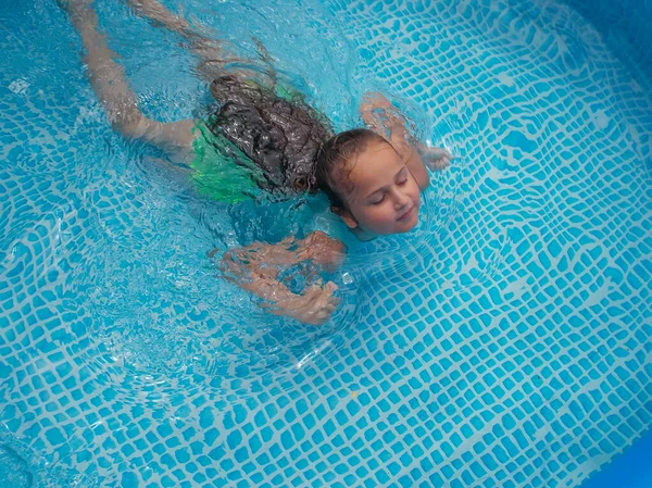 Mädchen Schwimmt Pool — Stockfoto