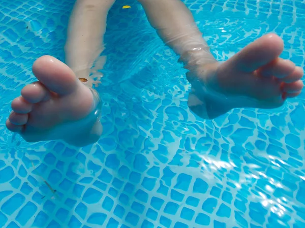Füße Wasser Pool — Stockfoto