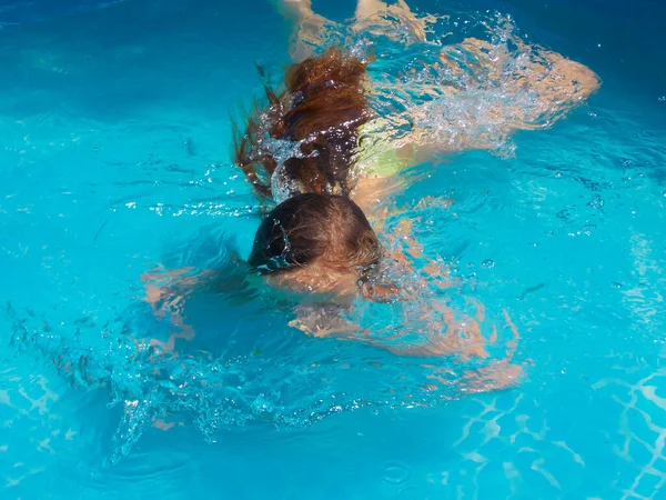 Mädchen Schwimmt Pool — Stockfoto