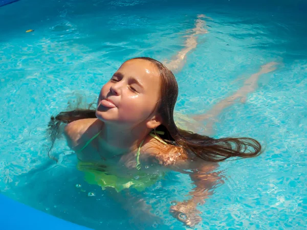 Mädchen Schwimmt Pool — Stockfoto