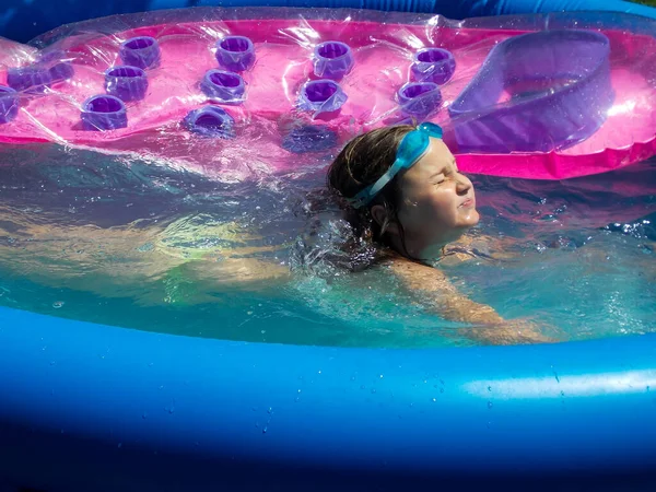Mädchen Schwimmt Wasser Mädchen Schwimmt Pool — Stockfoto