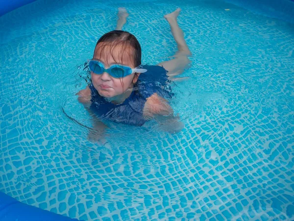 Mädchen Badet Pool — Stockfoto