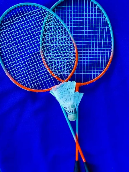 Badminton Met Shuttlecock Blauwe Achtergrond — Stockfoto