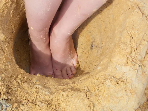 Χέρια Και Πόδια Ενός Κοριτσιού Στην Άμμο — Φωτογραφία Αρχείου
