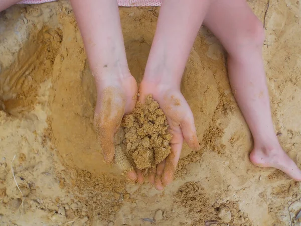 Χέρια Και Πόδια Ενός Κοριτσιού Στην Άμμο — Φωτογραφία Αρχείου