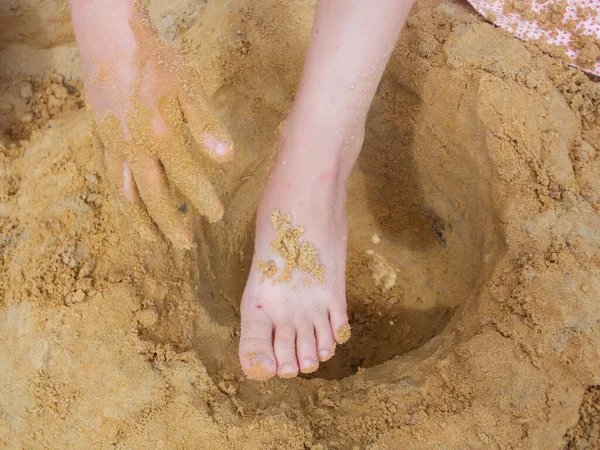 Руки Ноги Дівчини Піску — стокове фото