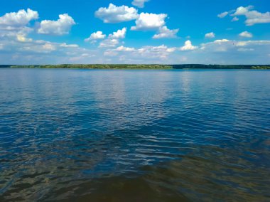 Ukrayna 'daki kumlu nehir kıyısı