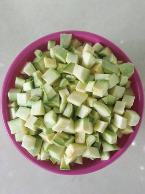 Beyaz arka planda bir kasede kabak.