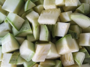 Beyaz arka planda bir kasede kabak.