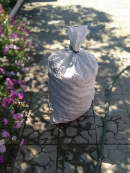 庭のジャガイモの白い袋 — ストック写真