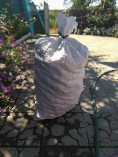 庭のジャガイモの白い袋 — ストック写真