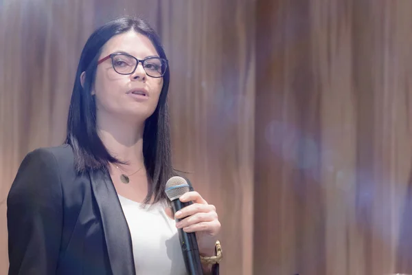 Hermosa Mujer Negocios Con Micrófono Mano Hablando Conferencia Seminario —  Fotos de Stock