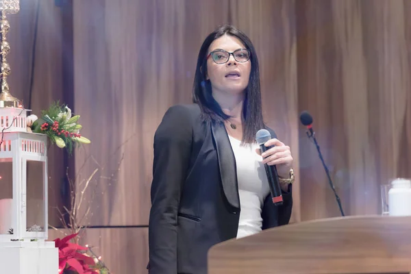 Hermosa Mujer Negocios Con Micrófono Mano Hablando Conferencia Seminario —  Fotos de Stock