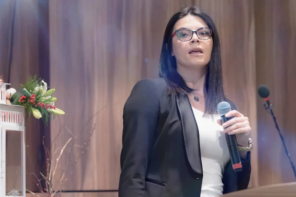 Hermosa Mujer Negocios Con Micrófono Mano Hablando Conferencia Seminario —  Fotos de Stock