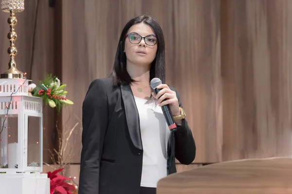 Hermosa Mujer Negocios Con Micrófono Mano Hablando Conferencia Seminario —  Fotos de Stock