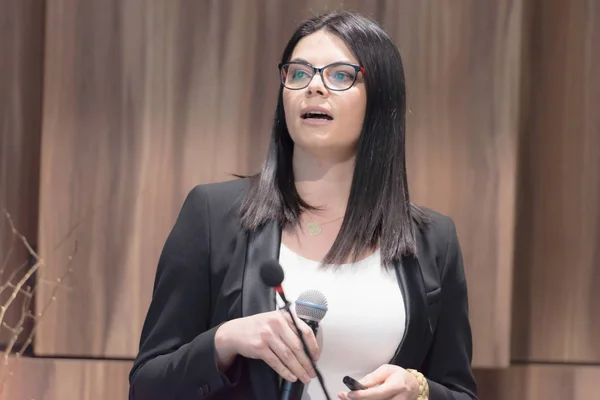 Hermosa Mujer Negocios Con Micrófono Mano Hablando Conferencia Seminario —  Fotos de Stock