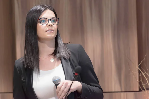 Bella Donna Affari Con Microfono Mano Che Parla Alla Conferenza — Foto Stock