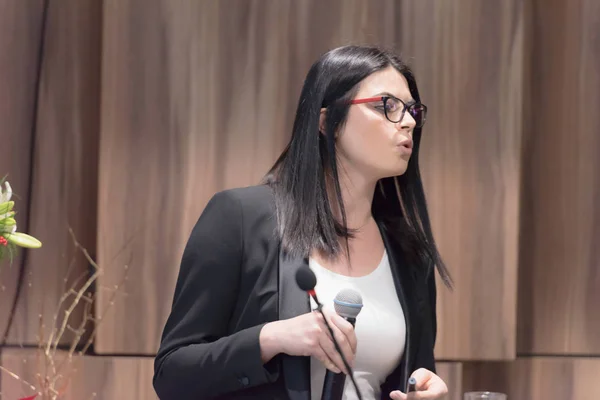 Hermosa Mujer Negocios Con Micrófono Mano Hablando Conferencia Seminario —  Fotos de Stock