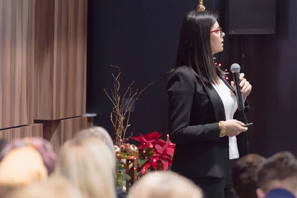 Hermosa Mujer Negocios Con Micrófono Mano Hablando Conferencia Seminario —  Fotos de Stock