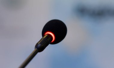 Konferans salonunda iş konferansı sırasında mikrofonlar veya hal