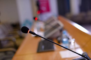 İş konfeksiyonu sırasında konferans salonunda mikrofonlar ve monitörler