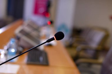 İş konfeksiyonu sırasında konferans salonunda mikrofonlar ve monitörler