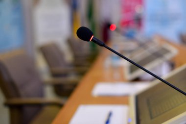 İş konfeksiyonu sırasında konferans salonunda mikrofonlar ve monitörler
