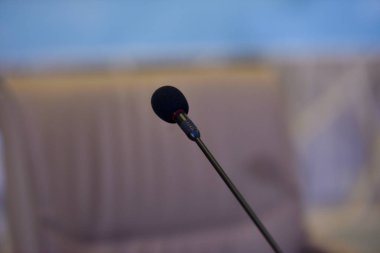 Konferans salonunda iş konferansı sırasında mikrofonlar veya hal