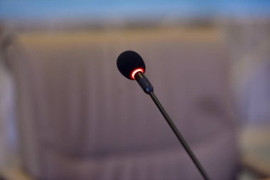 Konferans salonunda iş konferansı sırasında mikrofonlar veya hal